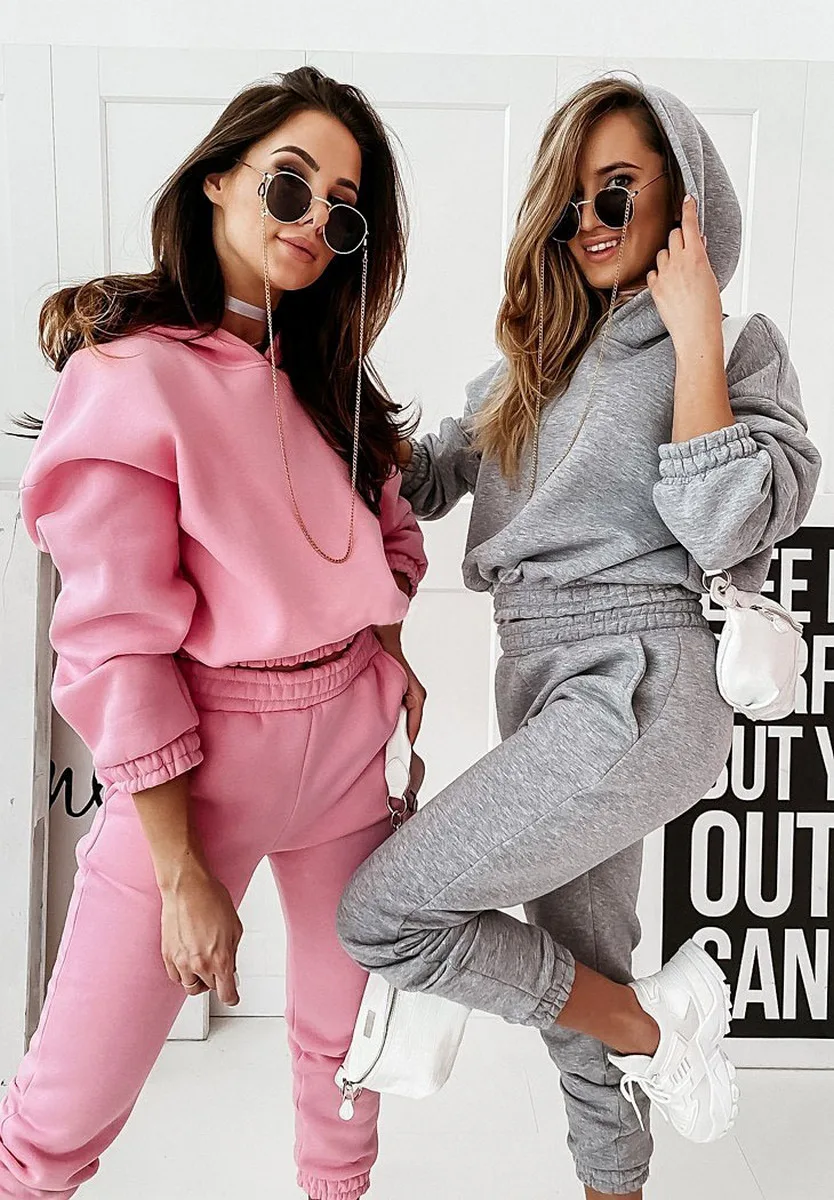 Женский спортивный костюм