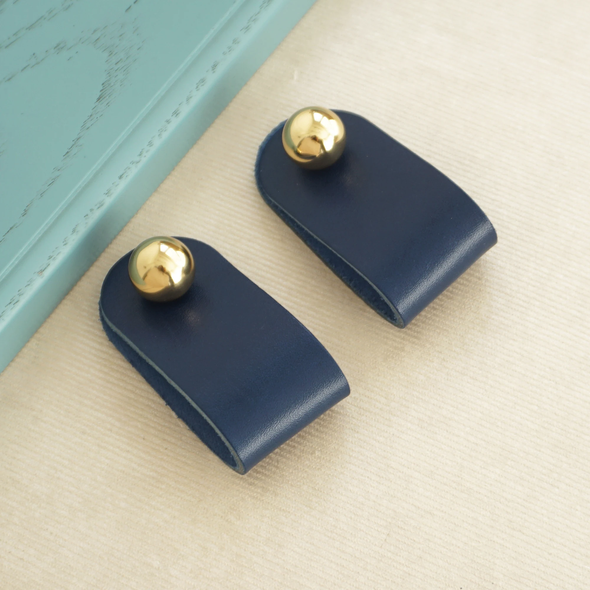 Ручка для шкафа из натуральной коровьей кожи и латуни | Обустройство дома