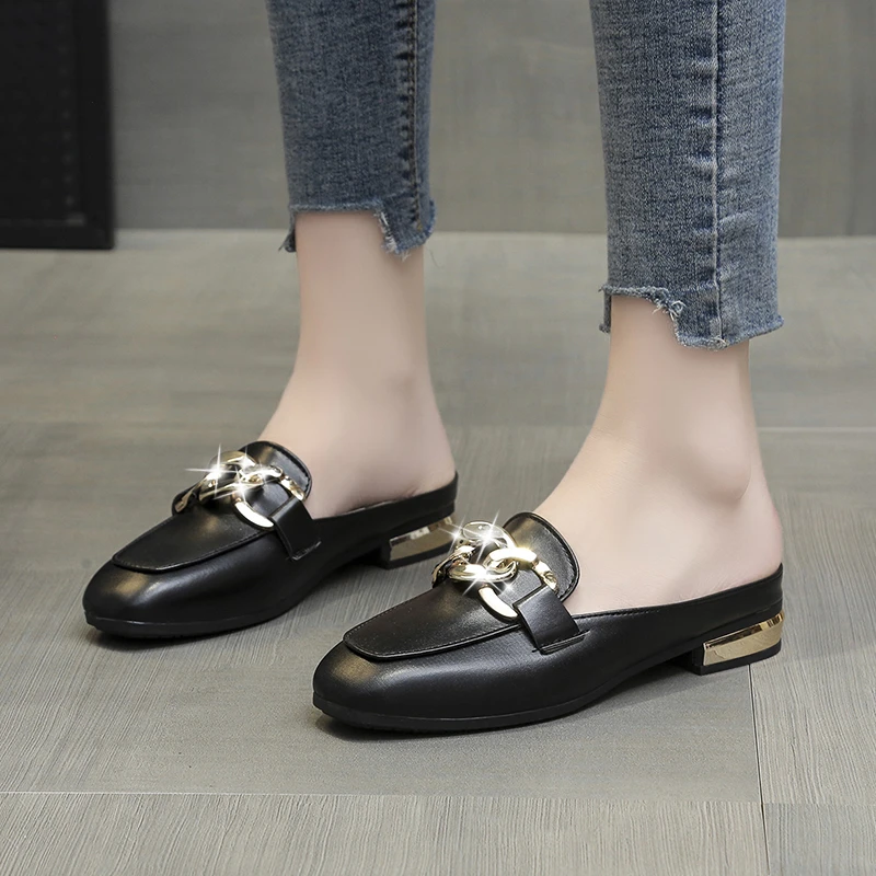 

Women White Slippers 2021 British Style Fashion Metal Chain Decoration Closed Toe Flat Shoes Black Casual Low Heel Mules Shoes