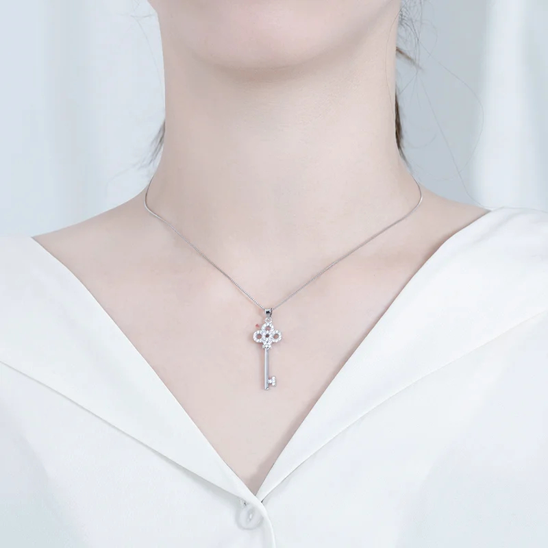 Женское колье из серебра 925 пробы с фианитами