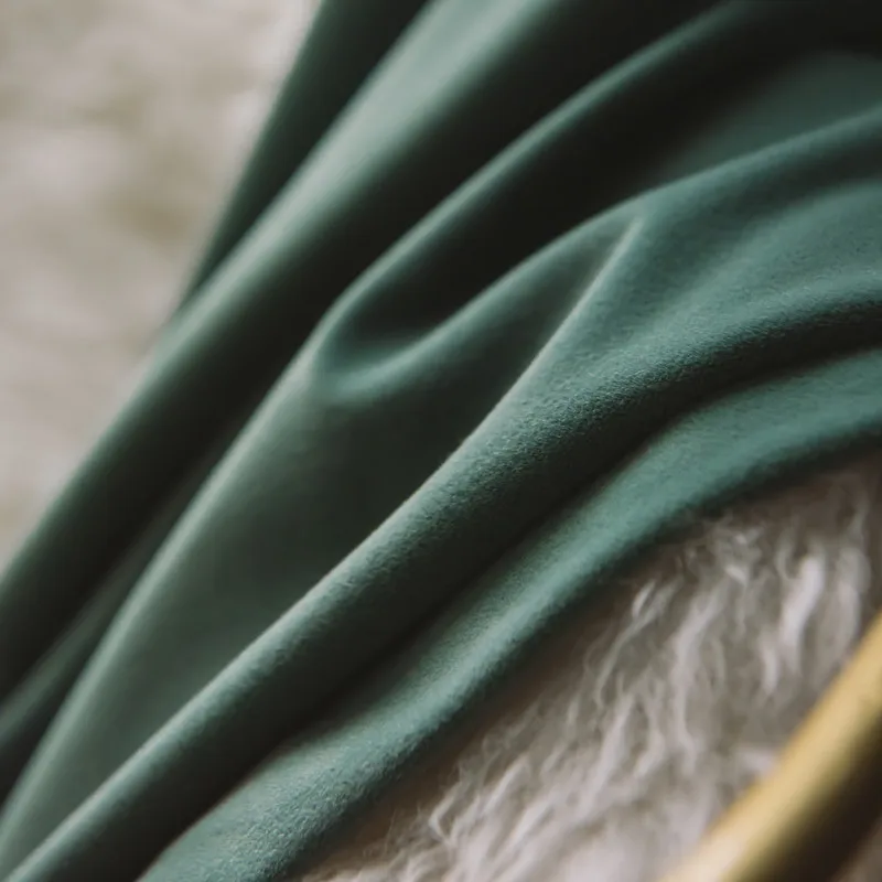 Роскошная бархатная штора в современном минималистичном стиле темно-зеленая