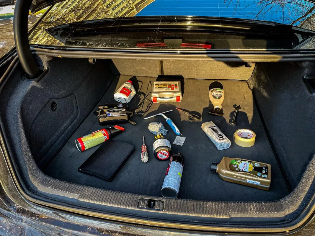 Pаспродажа Сумка-органайзер в багажник автомобиля из перфорированной экокожи с серой нитью ViceCar (синий кант)