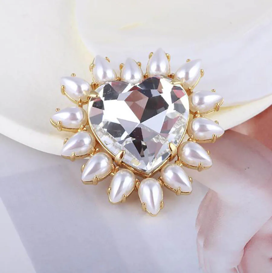 

Personality creative love sunflower shape pearl rhinestone brooch for women classic heart shape classic corsage