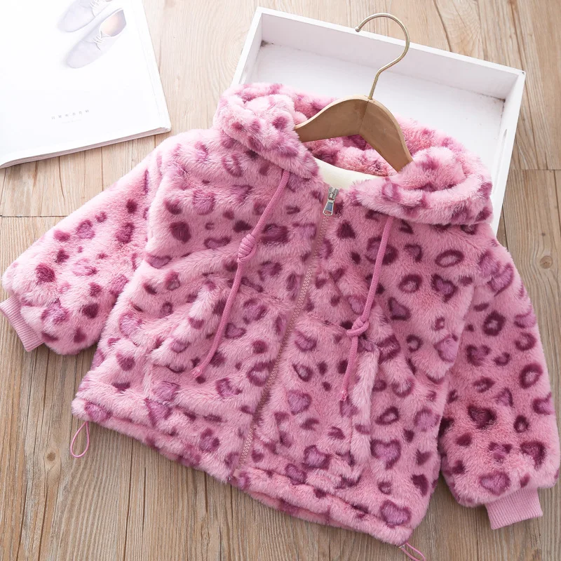 

Куртка на девочку 4-10 лет, с капюшоном и леопардовым принтом