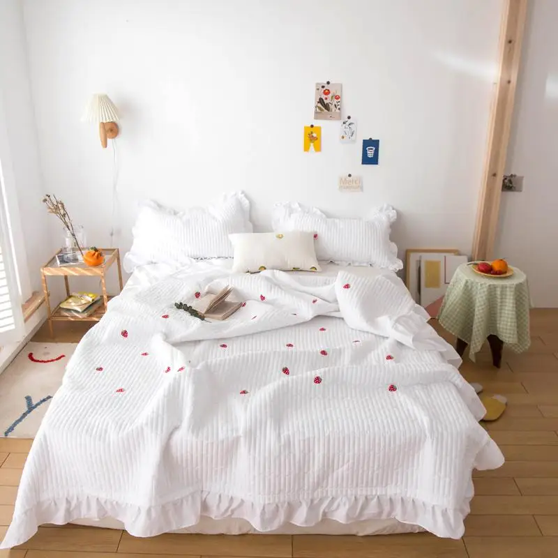 Online Copriletto Ricamato Moda Motivo Fragola Morbido Delicato Sulla Pelle Coperta Estiva Condizionatore D'aria Coperta Letto Decorazioni Per La Casa