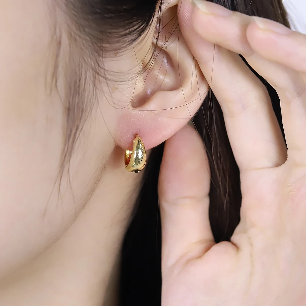 

Retro Fashion Cold Style Metal Female Hoop Earrings Simple Small Circle Ear Ring Ear Buckle Punk Jewelry Pair Women Earrings