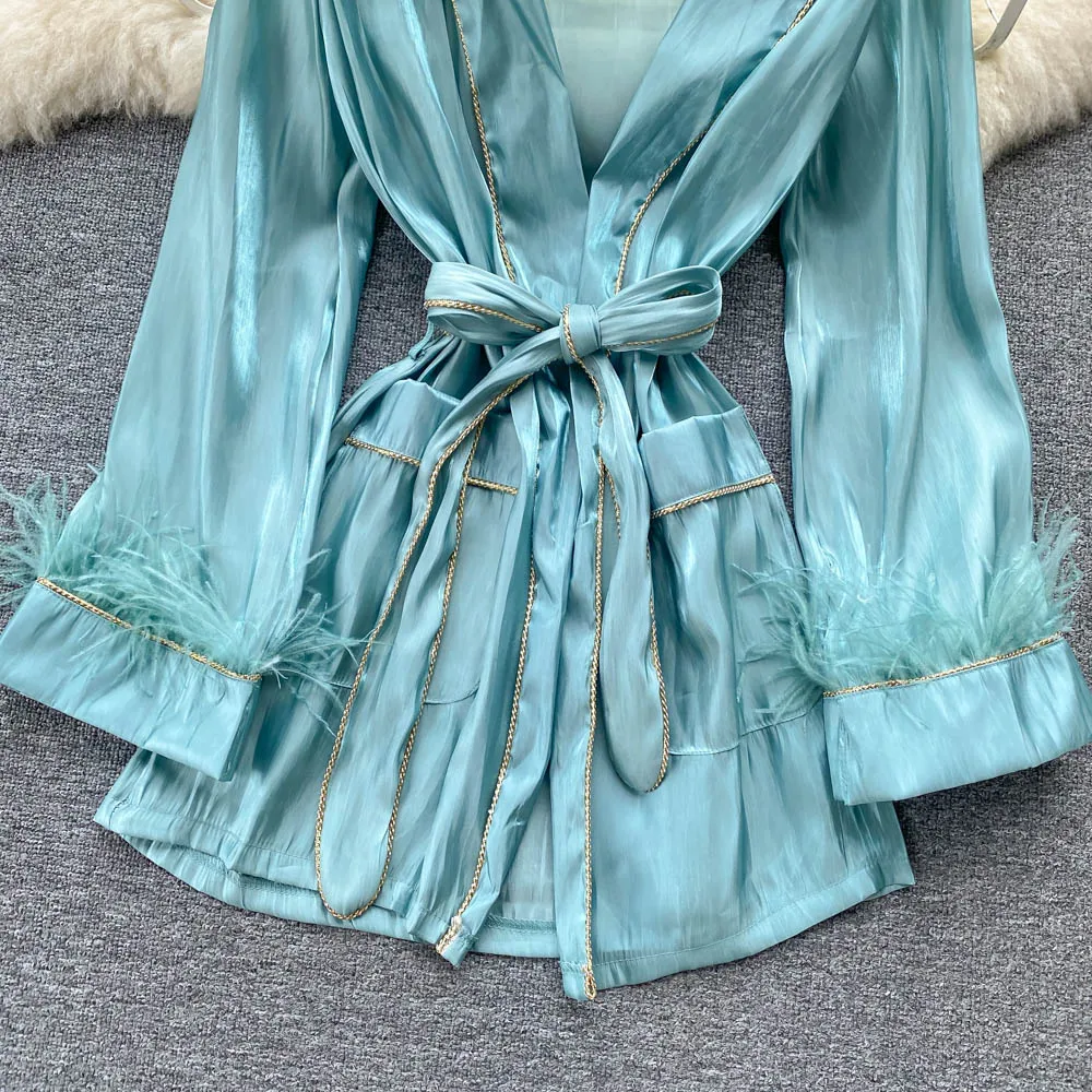 Женский плащ в стиле пэчворк с длинными рукавами и перьями