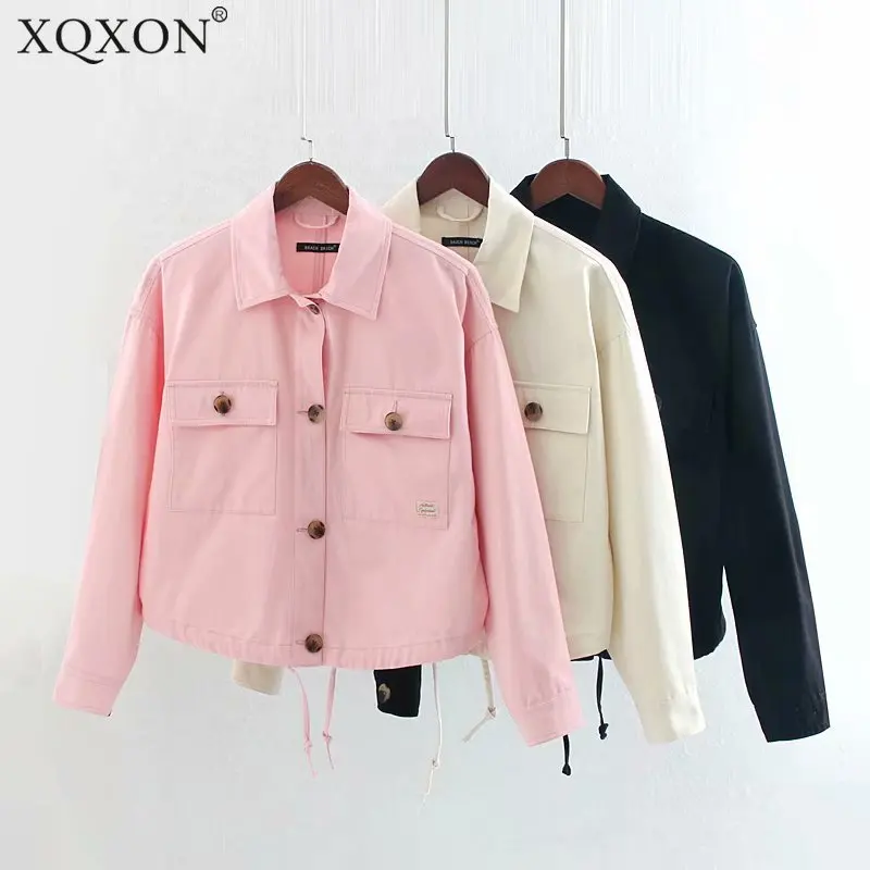 Женская короткая куртка бомбер на завязках однотонная розовая в английском