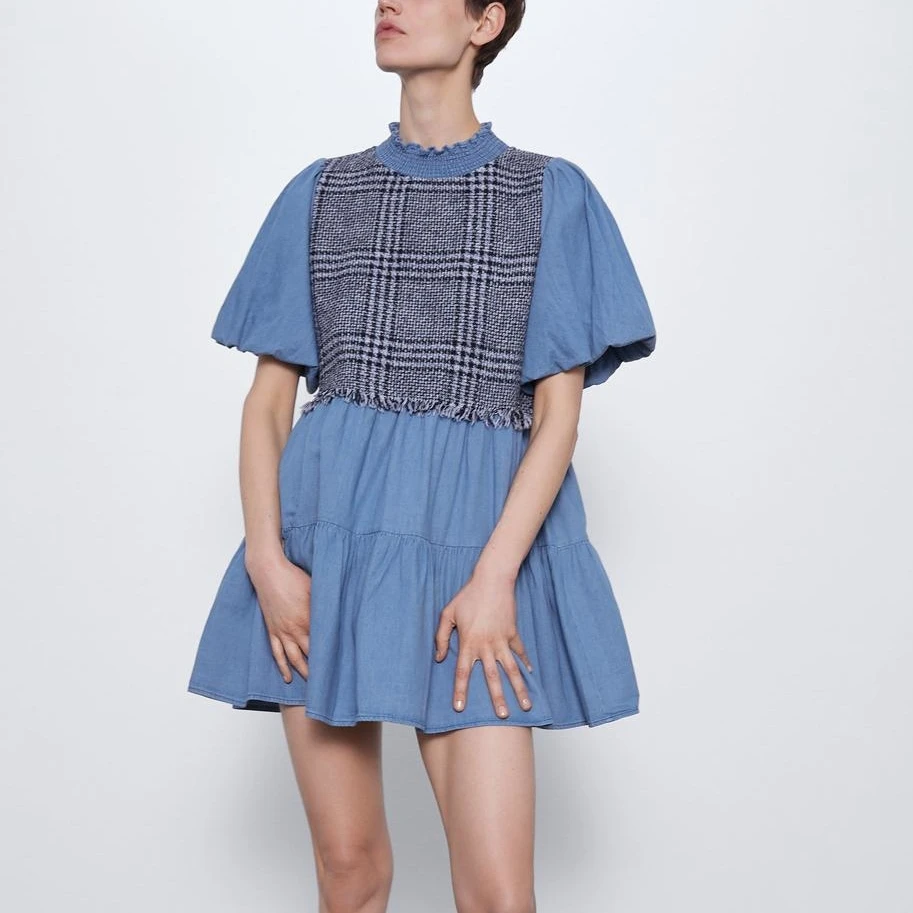 Женское джинсовое мини платье составного кроя повседневное ТРАПЕЦИЕВИДНОЕ