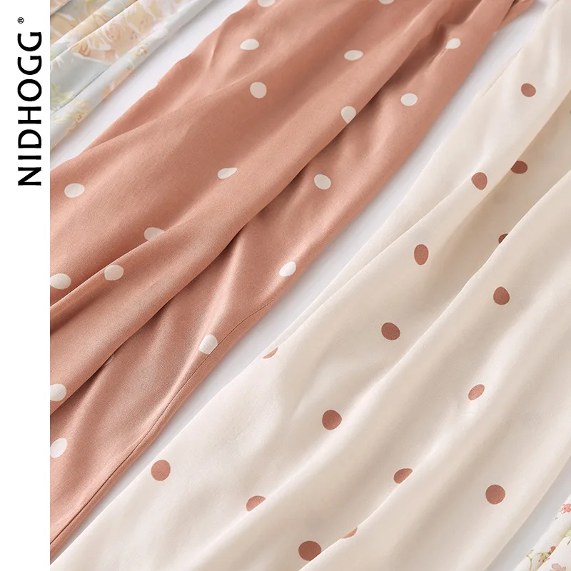 Женская ночная рубашка из вискозы и сатина на тонких бретелях без рукавов с