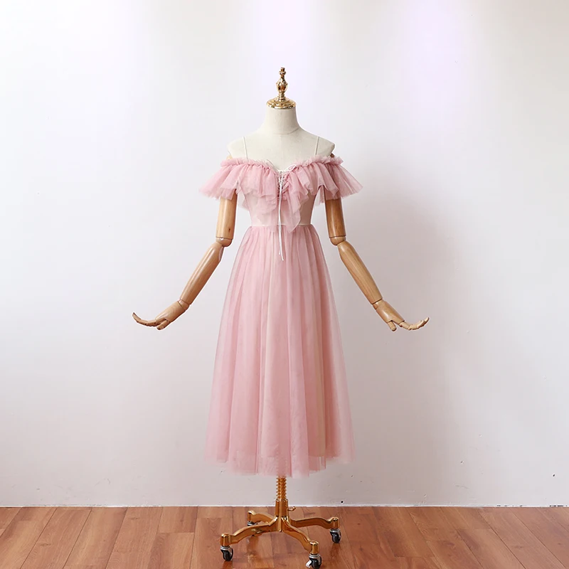 Розовое платье подружки невесты с оборками и длиной до колен элегантное из тюля