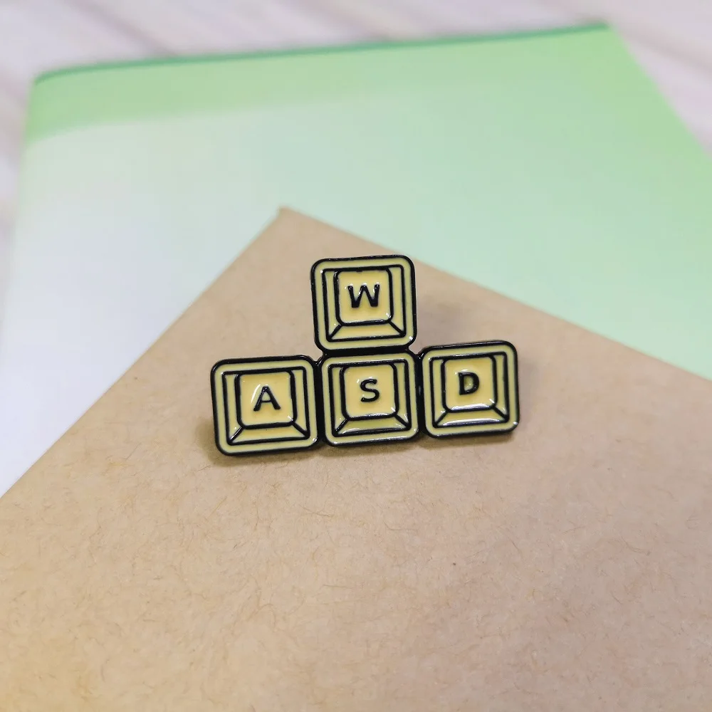 Винтаж WASD клавиатуры кнопки pin Эмали желтый видео игры Нагрудный значок булавки