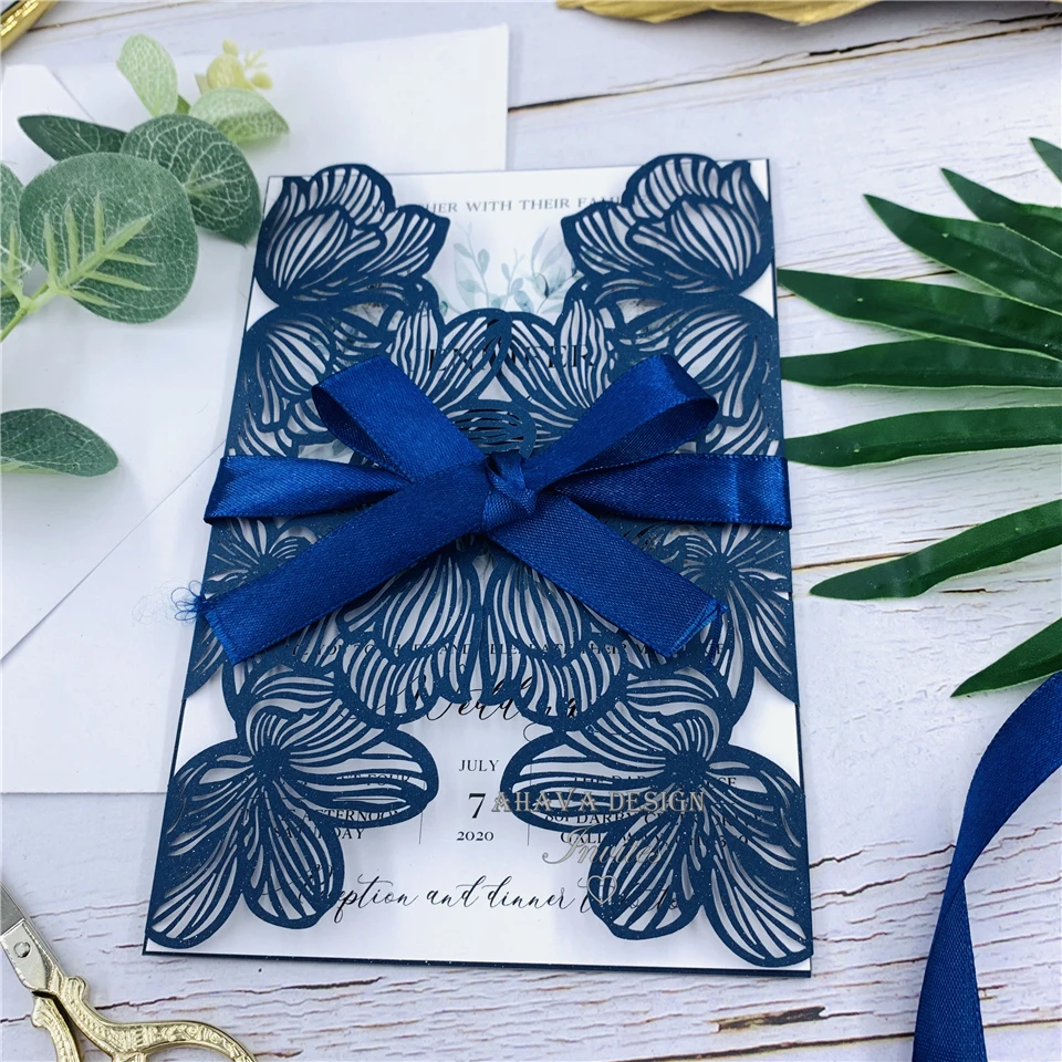 Современные свадебные приглашения с галстуком-бабочкой и персонализированной