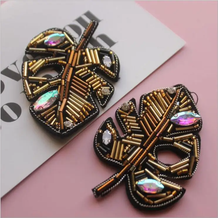 Брошь в виде листьев Monstera со стразами нашивки аппликация вышивка бисером qpplique