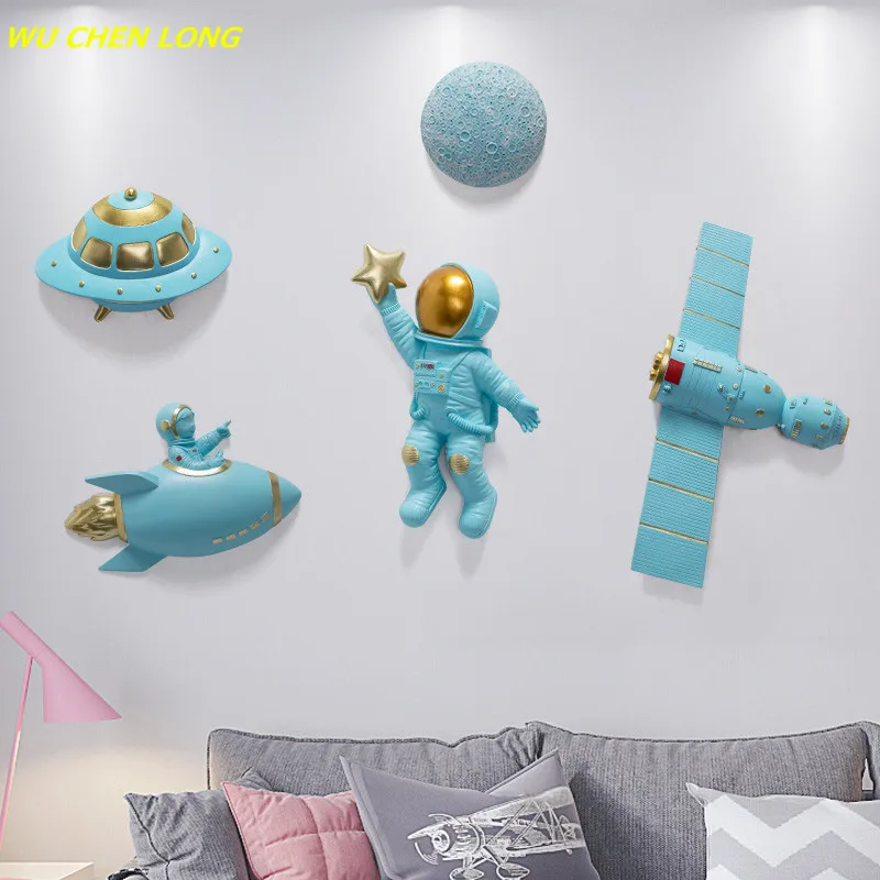 

WU CHEN LONG Nordic Art Astronaut Rockets Wall Decor Resin 3D Spaceman Statue Wall Hanging Craft Modern Home Decoration R5620