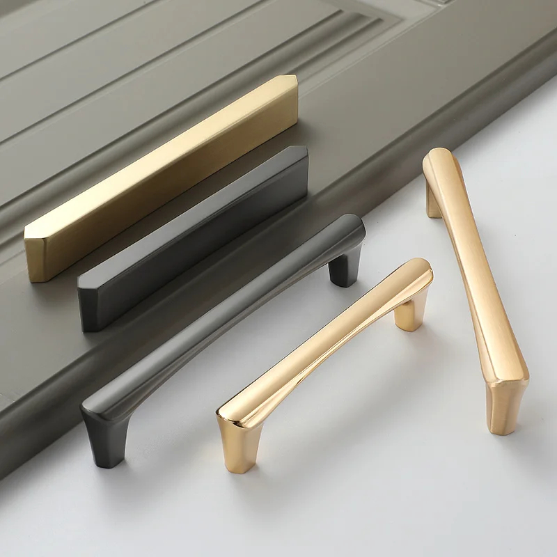 Светильник роскошный скандинавский яркий золотой с ручкой серый шкаф