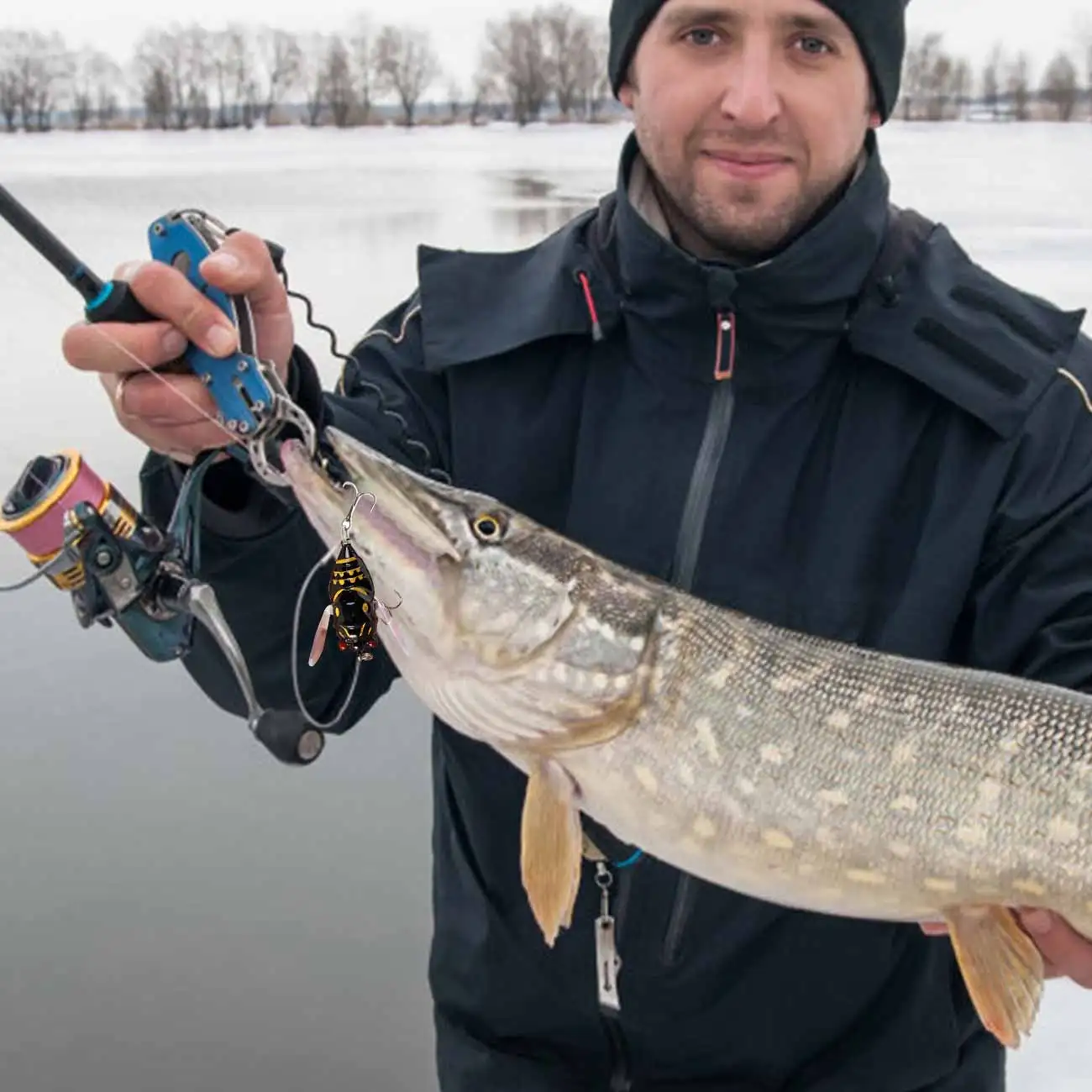 

4cm Artificial Fishing Lure Insects Fishing Bait Floating Artificial Plastic Cicada Tackle for Outdoor Fishing Lovers