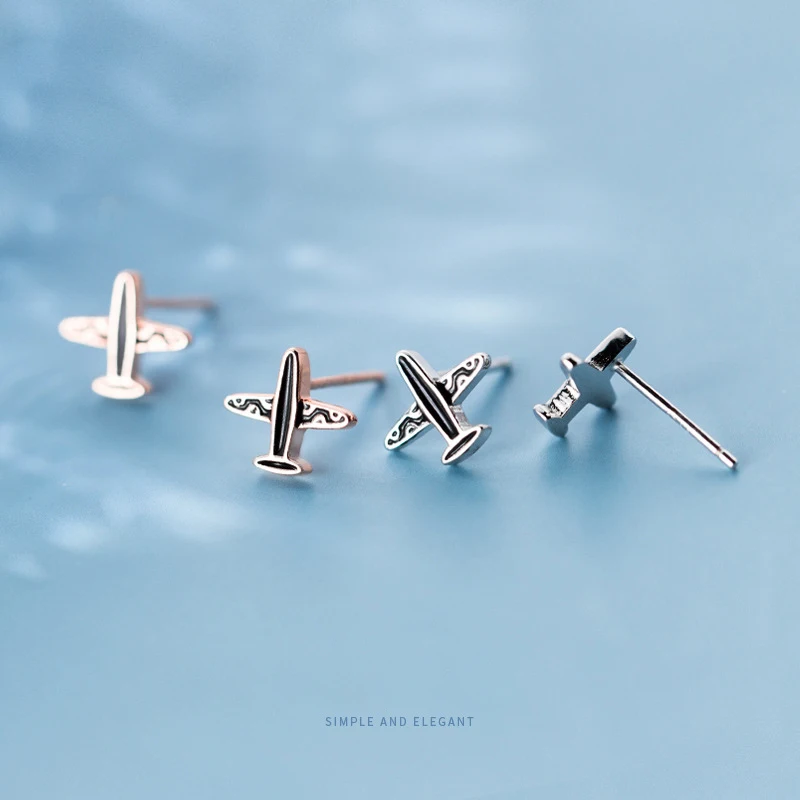 Серьги гвоздики женские в виде маленького самолета из серебра 925 пробы с черной