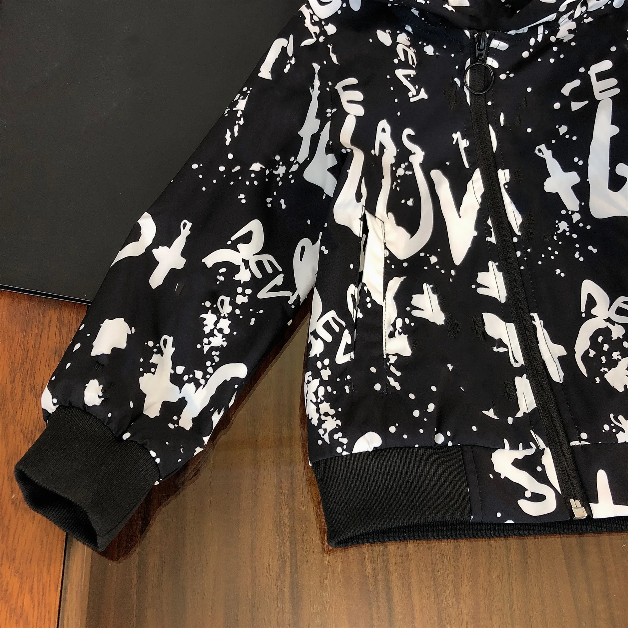 

Designer children's clothing 2021 early autumn new products fashionable and handsome boys' hooded jacket + sports and leisure tr