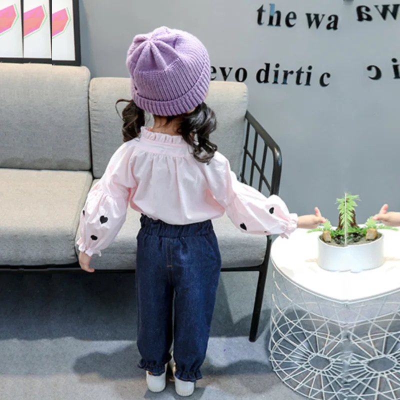 Костюм женский демисезонный из двух предметов с кукольным воротником и джинсов |