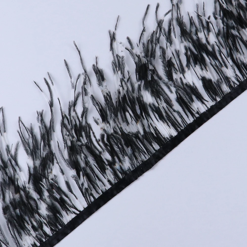 Австрийскими перьями и лентой с бахромой на стопу длиной от 10 до 15 см отделкой для