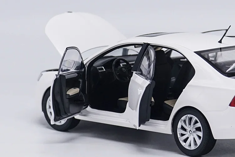 1:18 Высокая тщательная Skoda Rapid сплав модель автомобиля статические металлические модельные автомобили с оригинальной коробкой
