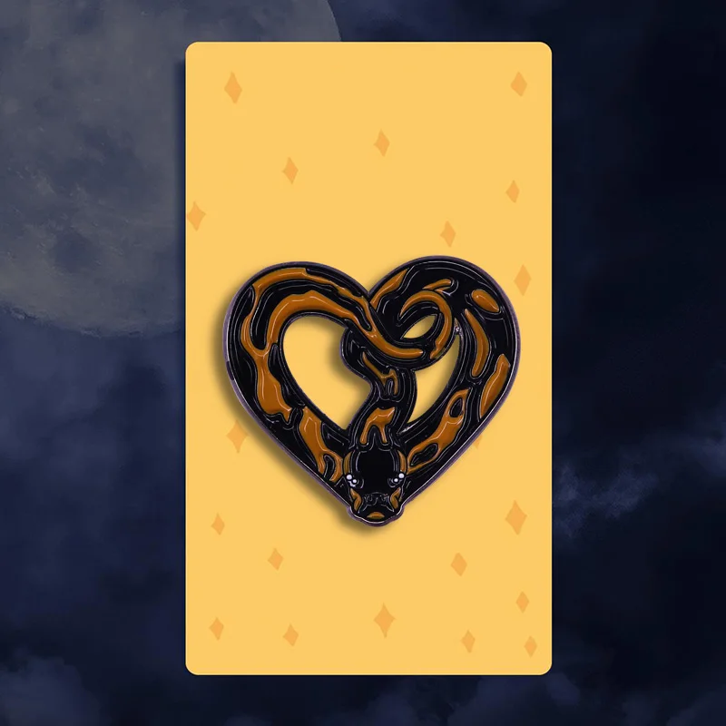 Черно коричневая эмалированная брошь в виде домика талисмана змеи животного