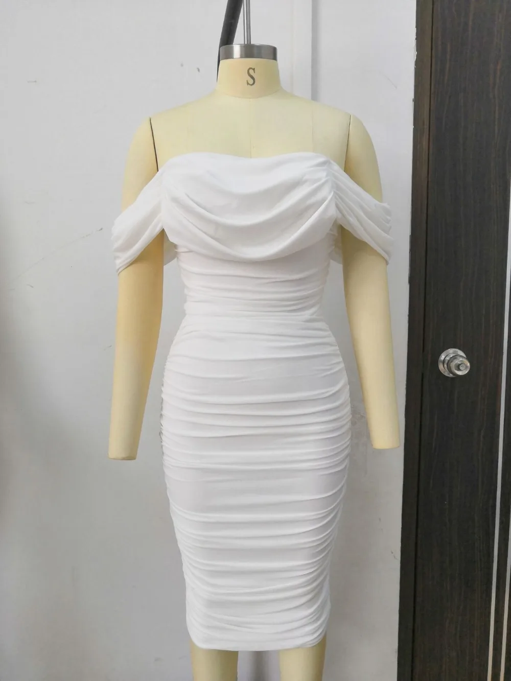 Женское плиссированное платье до колен однотонное облегающее с