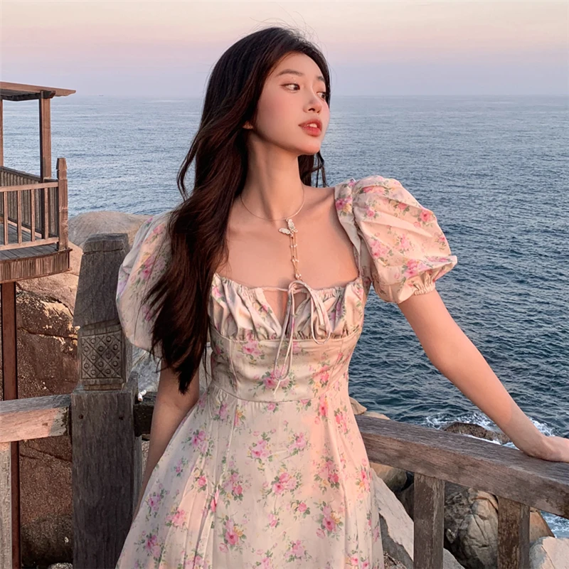 

Женское длинное платье с цветочным принтом, коротким рукавом-фонариком и высоким разрезом