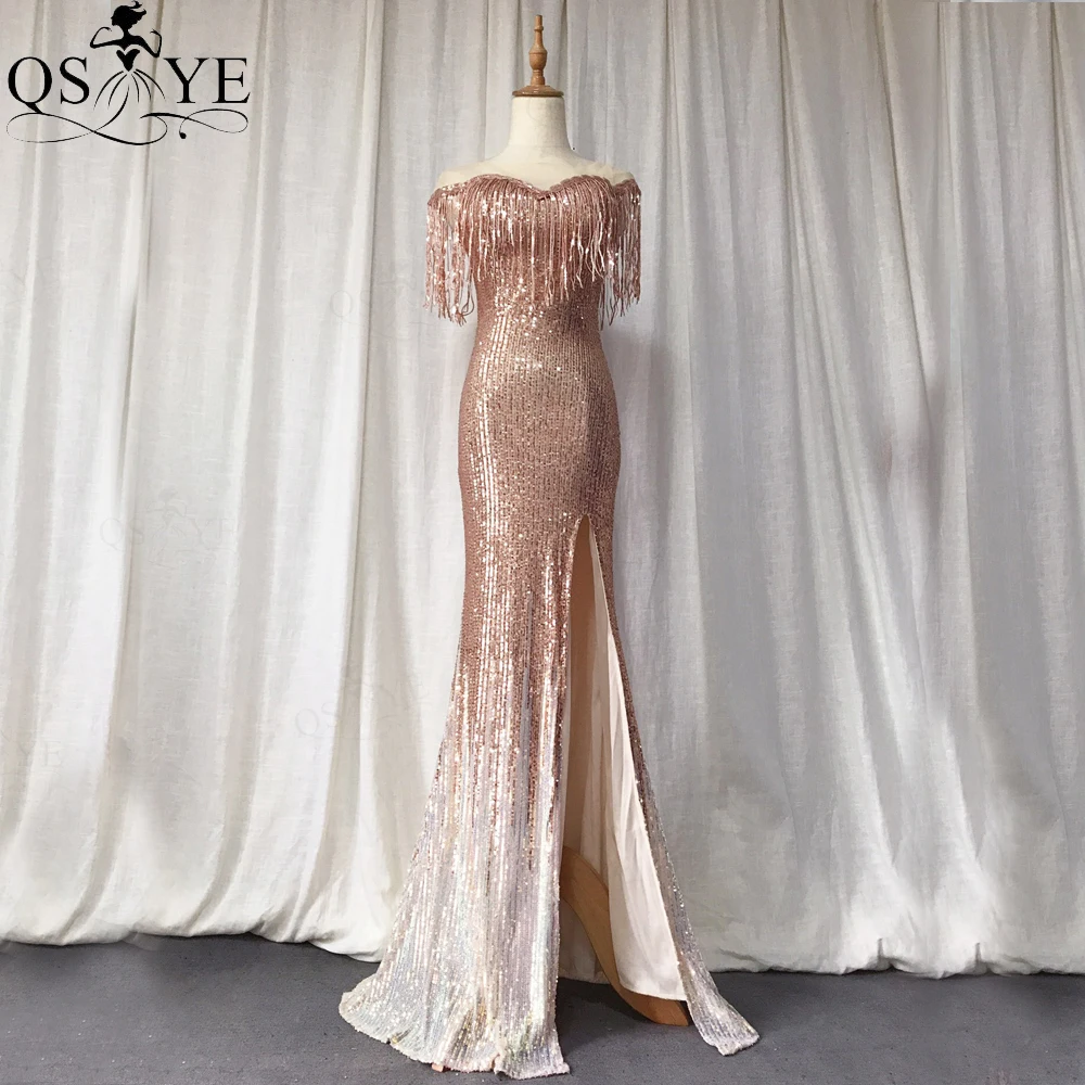 

Выцветающее золотистое длинное женское платье с открытыми плечами