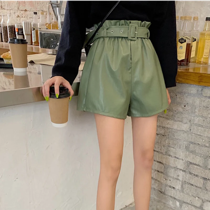 Женские гофрированные шорты с поясом черные свободные из искусственной кожи