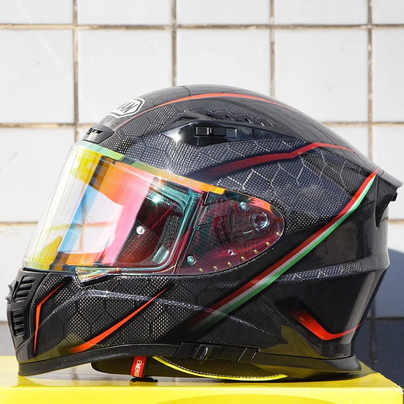 Шлем из углеродного волокна с золотым козырьком и змеиным рисунком