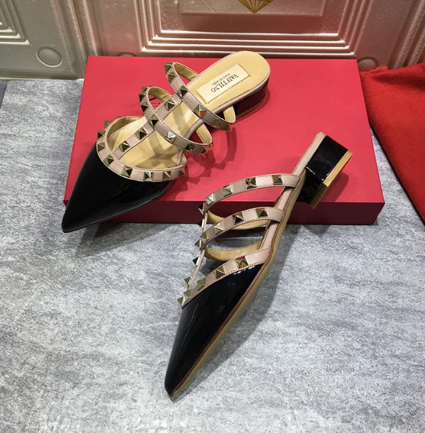 

2020 classics women sandals with rivets Coarser heel slipper pointed toe low heel shoes women V thick heel sandals women summer