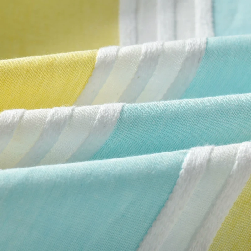 Детский костюм из рубашки с коротким рукавом и белых шортов |