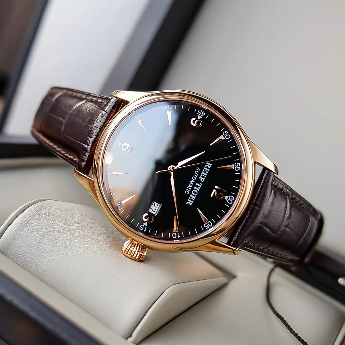 Мужские часы Reef Tiger/RT деловые цвета розового золота с черным браслетом наручные