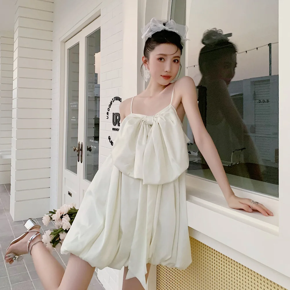 

2021 summer new pure white temperament banquet dress design sense big bow suspender dress women