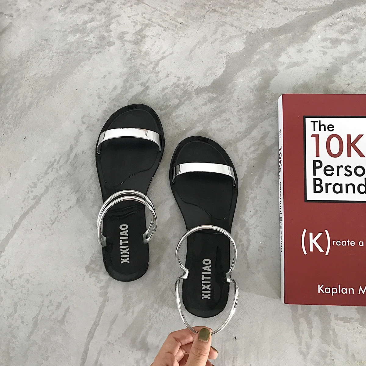 Женские прозрачные сандалии; прозрачные шлепанцы с узором «елочка»; Вьетнамки; блестящие сандалии; пляжная обувь на плоской подошве; прозрачная обувь для дождливой погоды
