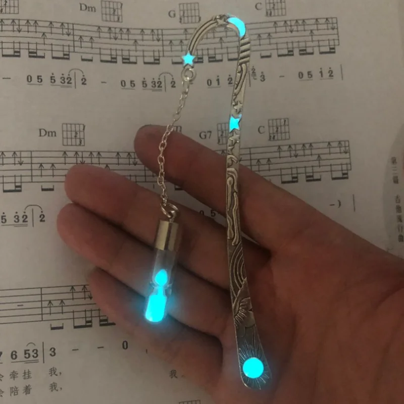 

1pc Luminous Time Hourglass Personalized Bookmarks Star Moon Alloy Bookmark Fluorescent Feather Jewelry Exquisite Stationery