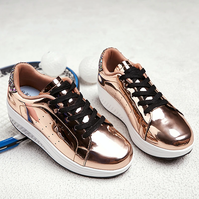 Женские кроссовки для фитнеса на толстой подошве модные золотистые с гладкой