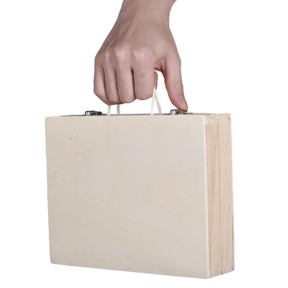 Ящик для инструментов с разноцветными деревянными инструментами