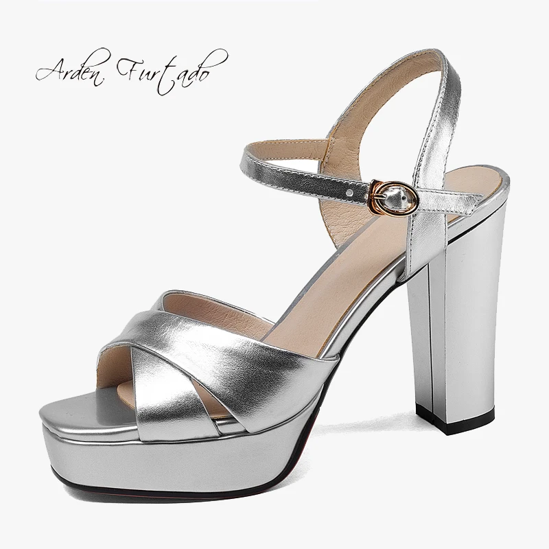 

Arden Furtado 2021 Летняя обувь на платформе на высоком каблуке 10 см; Серебристые туфли с ремешком и пряжкой; Босоножки из натуральной кожи; Женская обувь без шнурков