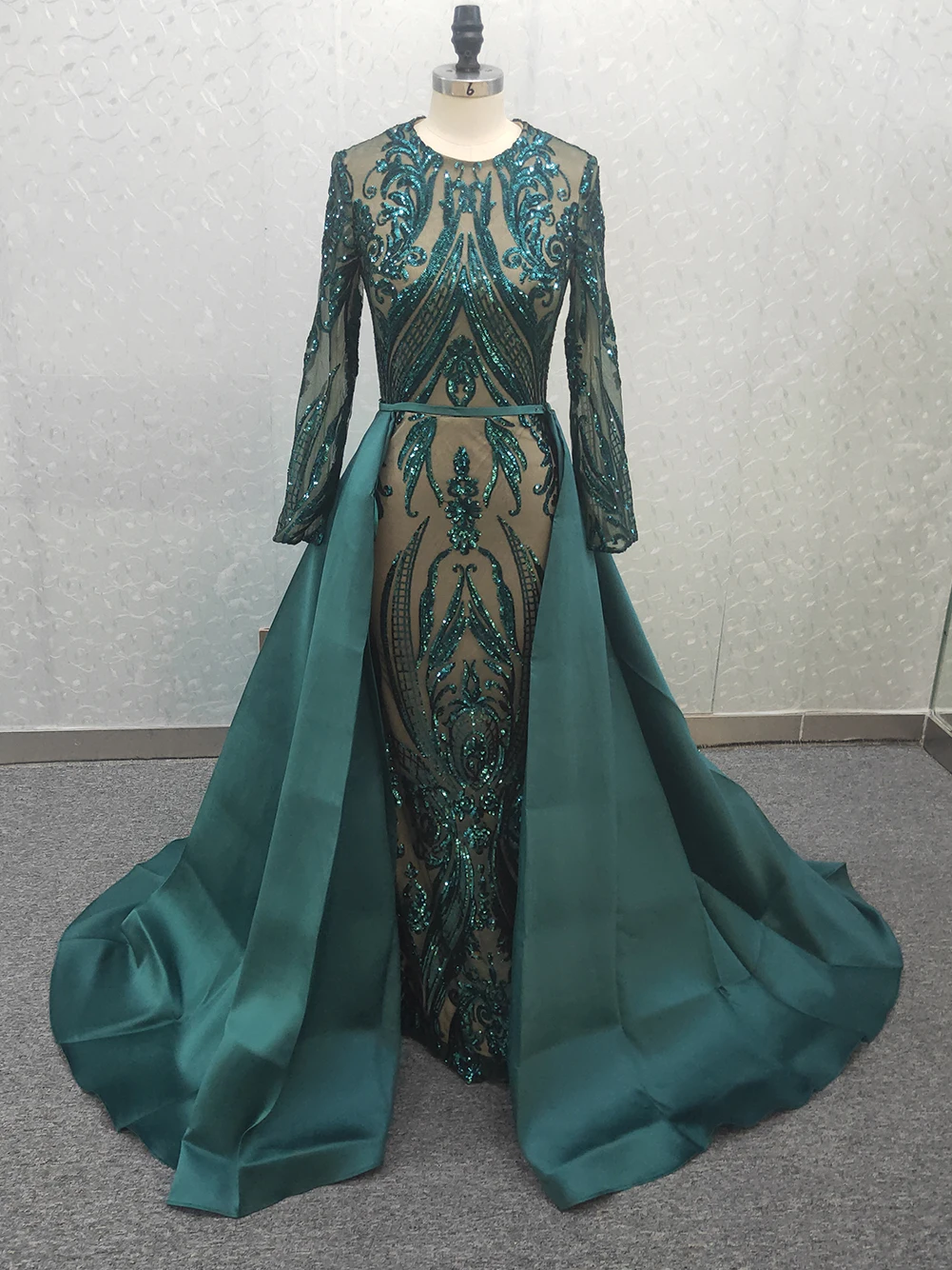 Блестящее вечернее платье с пайетками длинным рукавом и съемным шлейфом