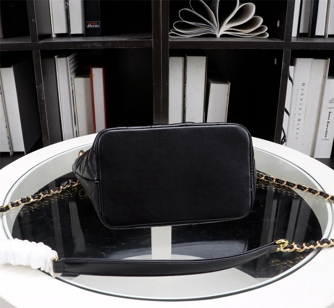 

The new design and unique design of the bag, the texture is soft, the hand-feeling retro one-shoulder handbag luxury bag