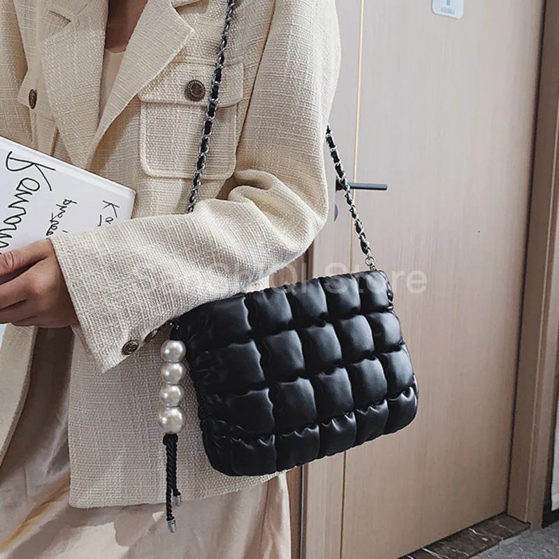 Женская сумка с жемчугом Новинка осени 2020 маленькая стеганая через плечо модная