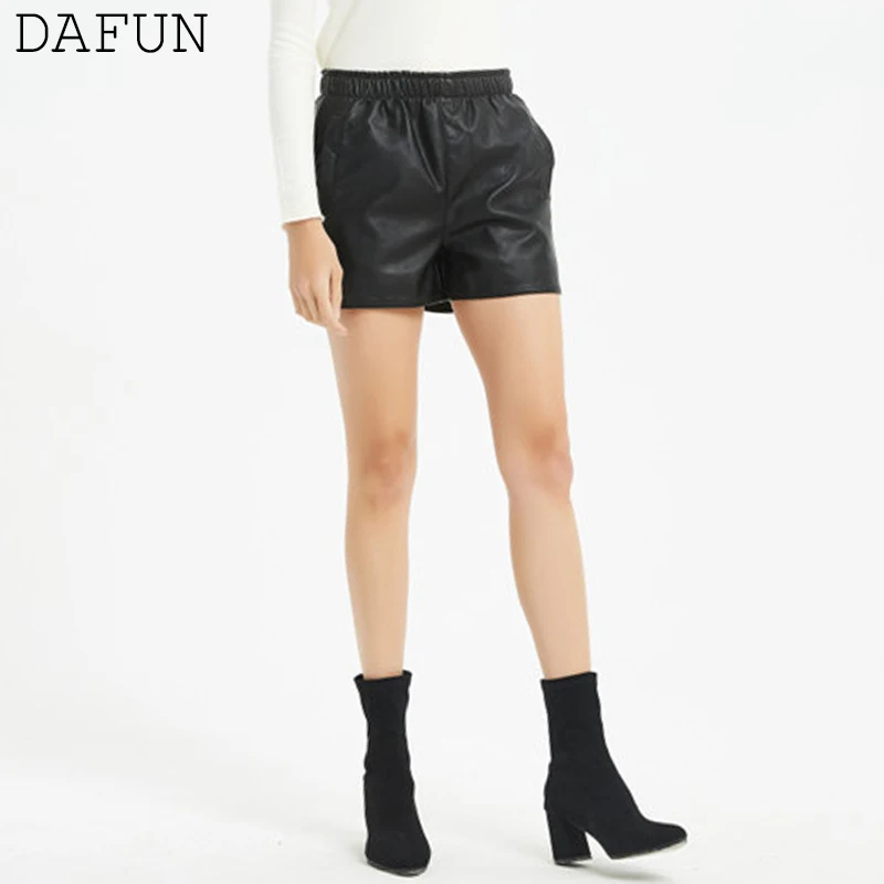 Черные кожаные шорты женские короткие модные ботинки сезон осень-зима