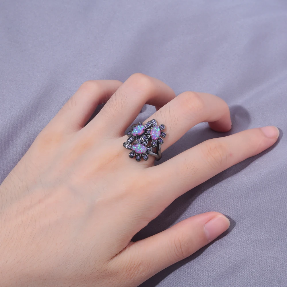 Женское кольцо с розовым огненным опалом и фиолетовым цирконом цвета черного