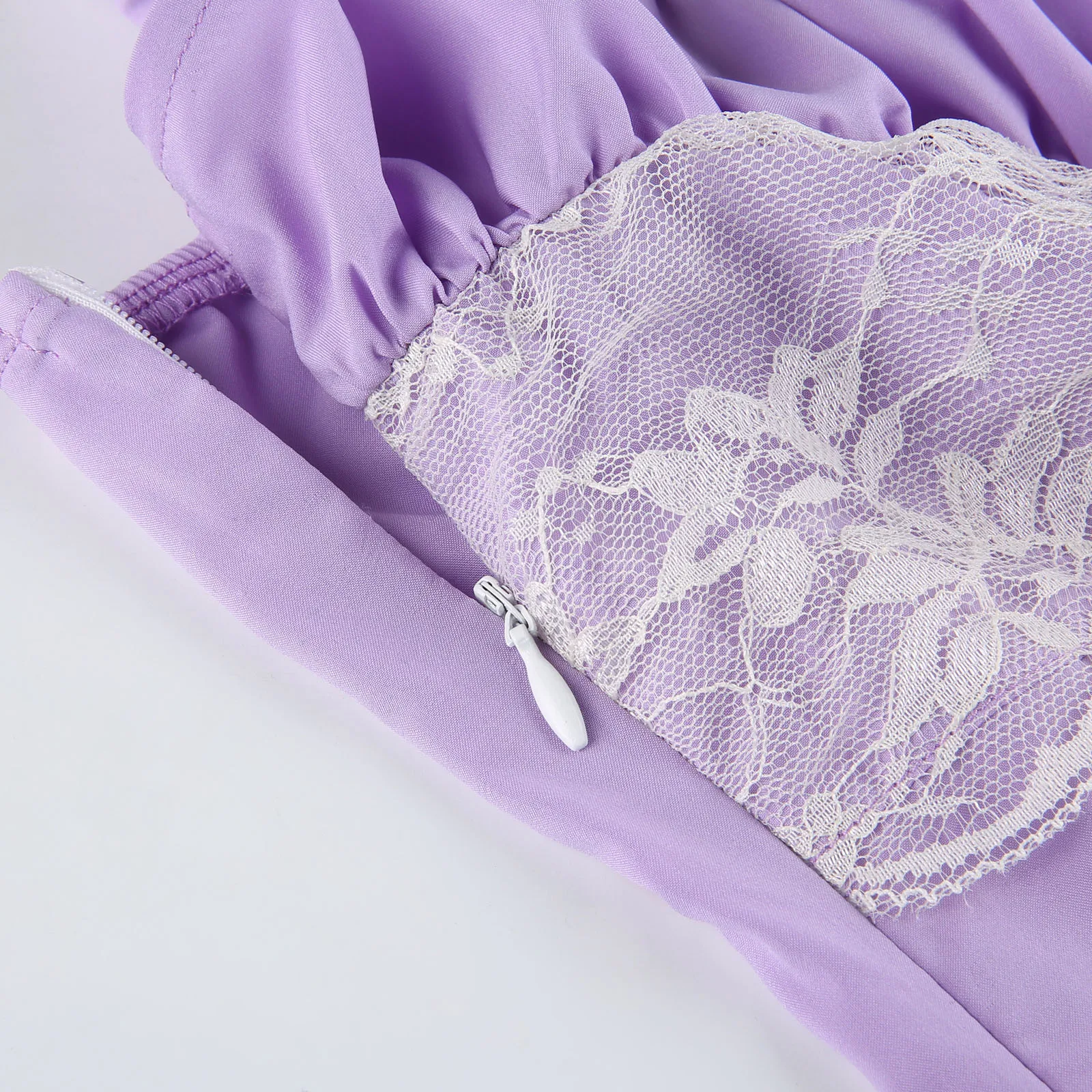 Летнее женское однотонное платье на бретельках с высокой талией кружевное