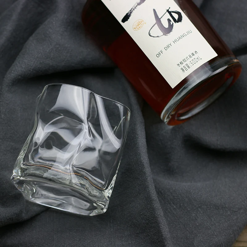 

Art Design Crumple Whiskey Tumbler Glass Irregular Folds Verre Vodka Cups Personality Brandy Snifters Iced Whisky Rock Glass