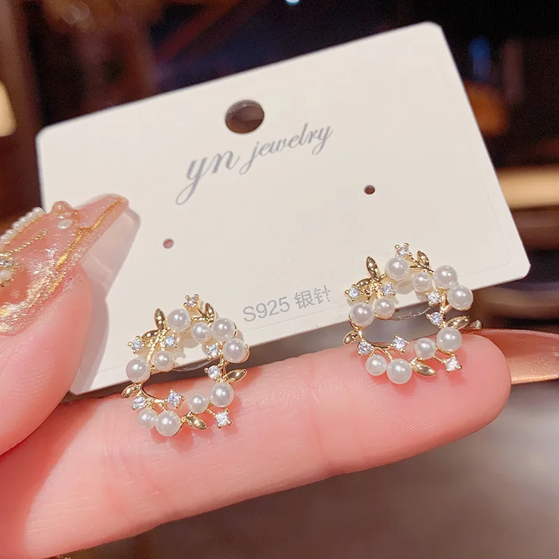 

Женские серьги-гвоздики из натурального золота с фианитами