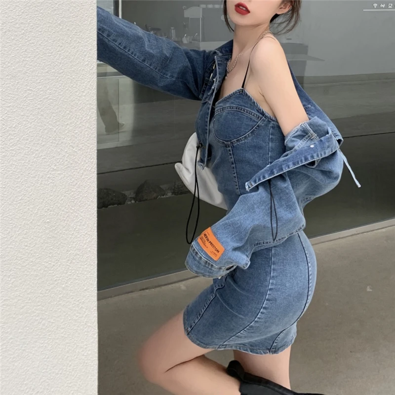 Женское джинсовое короткое платье с запахом и длинным рукавом |